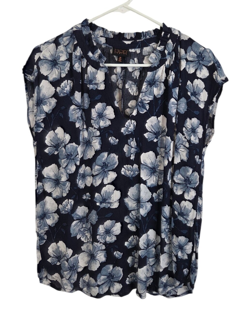 MOD Lusive Navy White Floral Ruffle V-Neckline Sleeveless Top Size M ~ Pre-owned